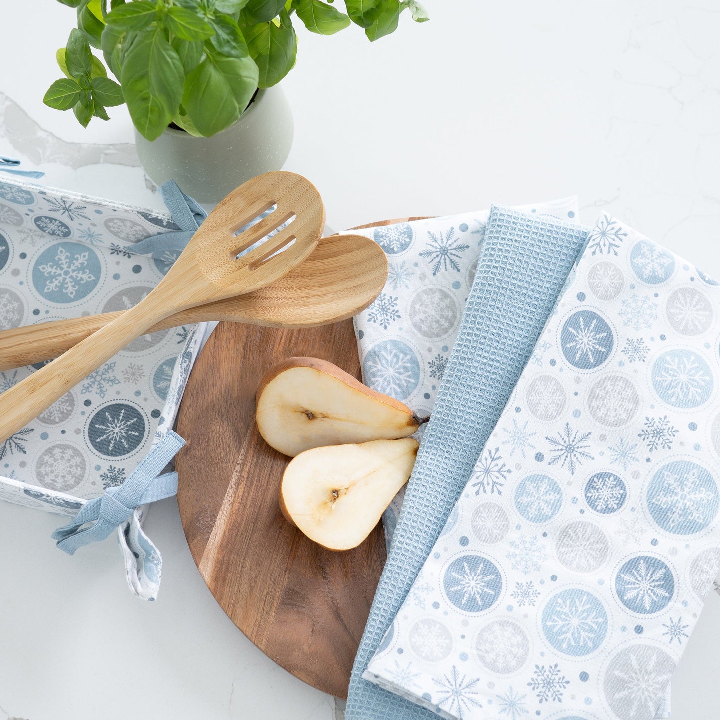 Elsie & Zoey  EZ Home 4 Piece Winter Snowflake Tea Towel & Bread Basket Set